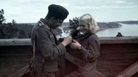 Saksalainen pk-mies ja suomalainen lotta Lahdenpohjan ilmavalvontatornissa 1942