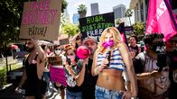 Britney Spearsin fanit pitelivät kylttejä ja pahvista Britneytä oikeustalon ulkopuolella.