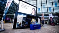 Kokoomuksen kampanjoimassa kuntavaaleihin Helsingin Kampissa.