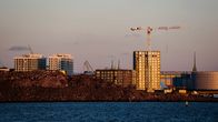 Auringonlaskun aikaan Lauttasaaresta kuvattu Helsingin siluetti joulukuussa 2020.