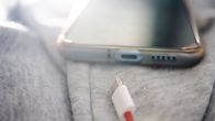 USB C -liitäntä OnePlus-älypuhelimessa.