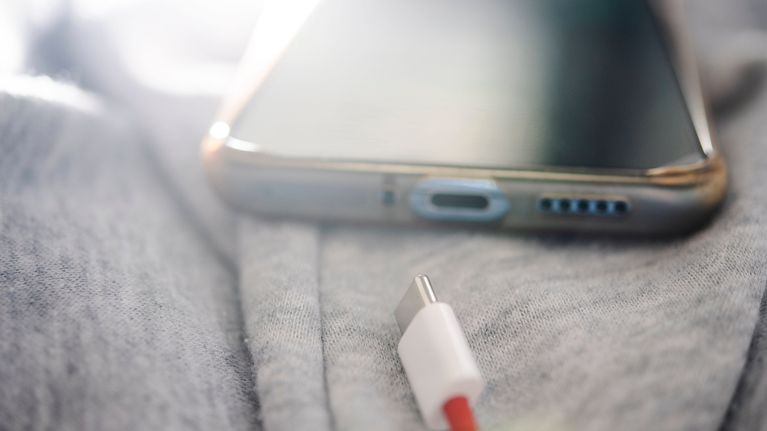 USB C -liitäntä OnePlus-älypuhelimessa.