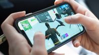 En tonåring spelar Fortnite på en Applemobil i Billerica i USA-delstaten Massachusetts den 24 augusti 2020.