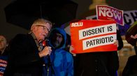 Bill Weld puhuu mikrofoniin mielenosoituksessa