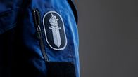 en polismärke på en blå polisjacka