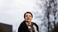 Kirsi Varhila kuvattiin Yle Pasilan pihalla.