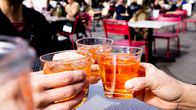 Ystävykset nauttivat Spritzer juomaa ravintolan terassilla.