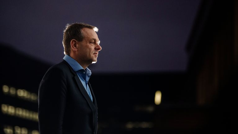 Jan Vapaavuori kuvattiin Ylen Pasilan toimispisteen sisäpihalla 25. marraskuuta 2020.