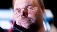 Tuomas Rasila lähikuvassakädessään 3D printattu drooni.