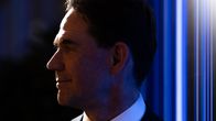Jyrki Katainen sivuprofiilissa.