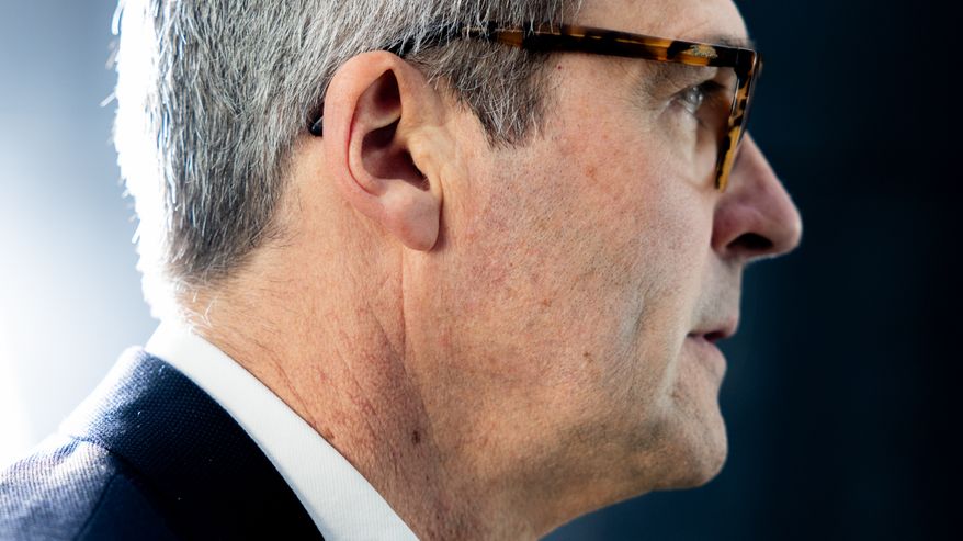 Mikko Kautto sivuprofiilissa tummahkoa taustaa vasten.