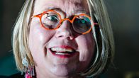 Kristiina Patja selittää käsillään asiaa.