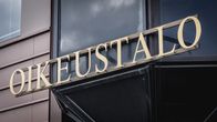 Oikeustalon julkisivun kyltti.