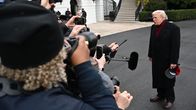Trump puhuu toimittajille Valkoisen talon edustalla.
