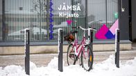 Violetti polkupyörä Jämsän kirjaston edessä.