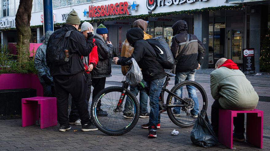 Alkoholia nauttiva porukka Jyväskylän keskustassa.