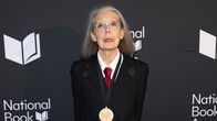 Anne Carson poseeraa tilaisuudessa.