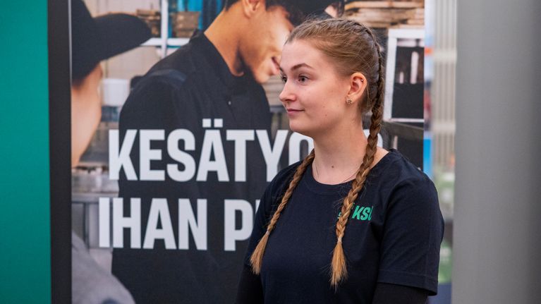 Kymen seudun osuuskaupan HR-asiantuntija Mari Jukkara Kouvolan rekrytointimessuilla.