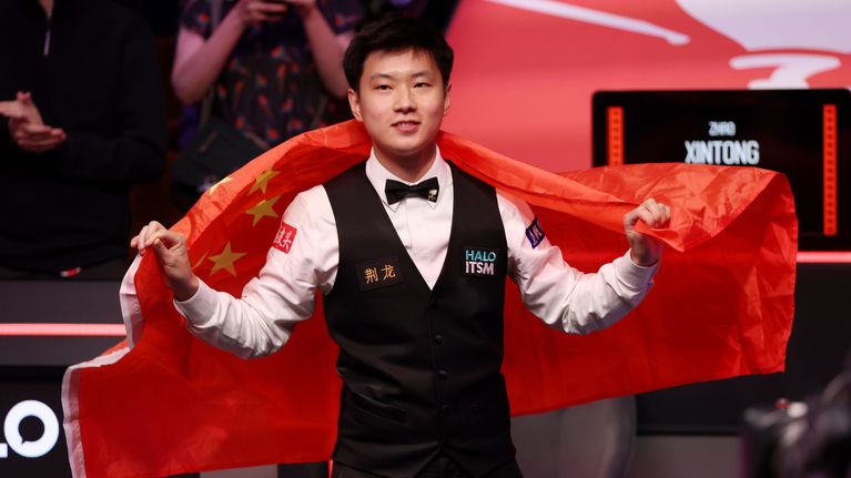Zhao juhli mestaruutta Kiinan lippu harteillaan.