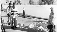 Puolustusvoimien/Sotamuseon kuvassa eversti Svensson lukemassa kunniakirjaa pidellen kivääriä, jonka lahjoitti ruotsalainen liikemies Eugen Johansson. Oikealla Simo Häyhä, jolle kivääri ja kunniakirja lahjoitettiin. Häyhä ampui kiväärillään 219 ryssää.