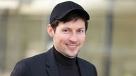 Pavel Durov pukeutuneenä mustaan pukuun, mustaan lippikseen ja mustaan poolopaitaan, jossa on valkoinen nuolikuvio.