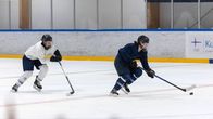 Naisjääkiekkoilijoita kaukalossa.
