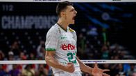 Bulgarian hakkuri Aleksandar Nikolov tuulettaa MM-välierässä.