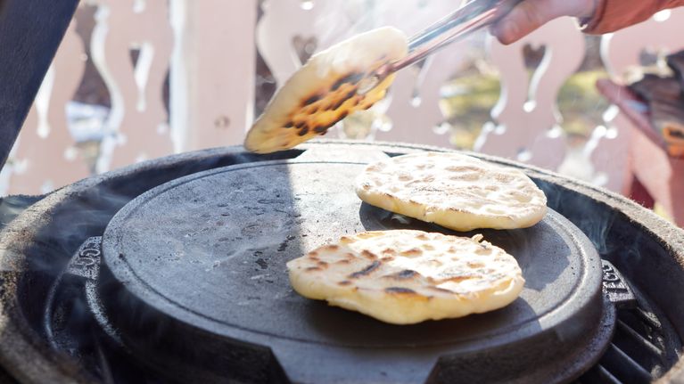 Leipää grillillä.