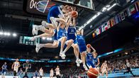 Kuvasarja Miikka Muurisen donkista Serbiaa vastaan koripallon EM-kisoissa 2025.