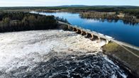 Ilmakuva Petäjäskosken voimalaitoksen patoluukuista, jotka päästävät vettä läpi kuohuavaan koskeen.