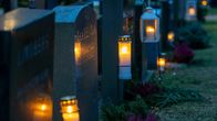 Kynttilöitä Hietaniemen hautausmaalla pyhäinpäivänä 5.11.2022.