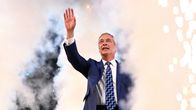  Nigel Faragel vilkutaa lavalla savun keskellä.