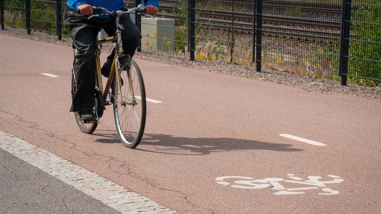 Polkupyöräilijä ajaa kevyenliikenteen väylä baanalla
