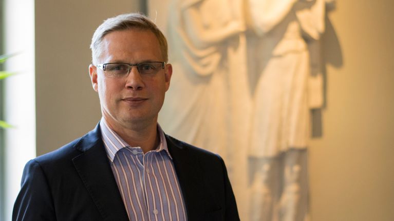 Niclas Grönholm vid utbildningsverket i Helsingfors