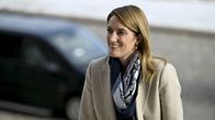 Euroopan parlamentin puhemies Roberta Metsola kuvattuna nousemassa portaita, huivi kaulassaan, vaalea jakku päällään.