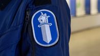 Poliisin tunnuskuva hihamerkkinä poliisin virka-asun olkapään kohdalla.