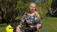 Toimittaja Ulla Malminen polkupyörän kanssa puistossa. Kuva rasvamaksa juttuun.