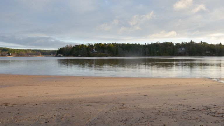 Runsala folkpark med sandstrand och vatten