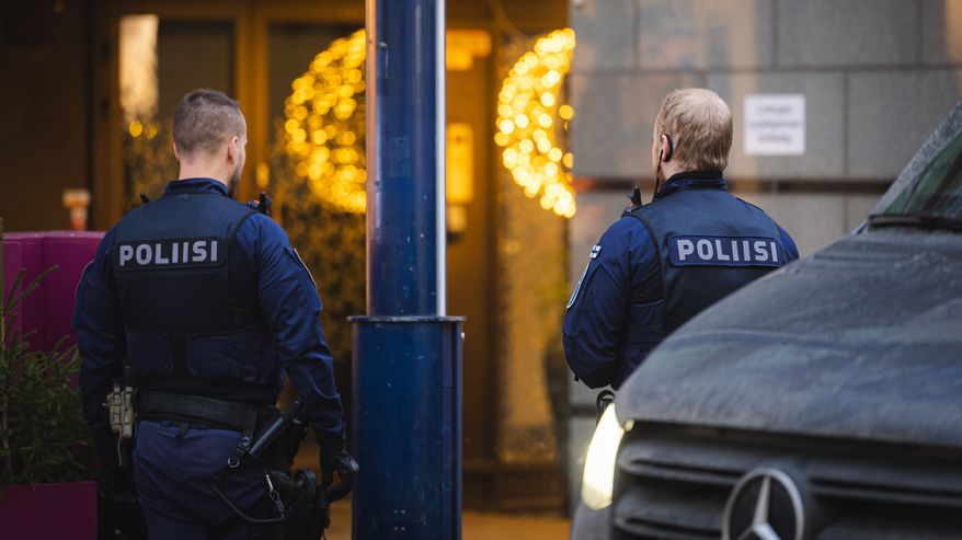 Poliiseja Jyväskylän keskustassa.
