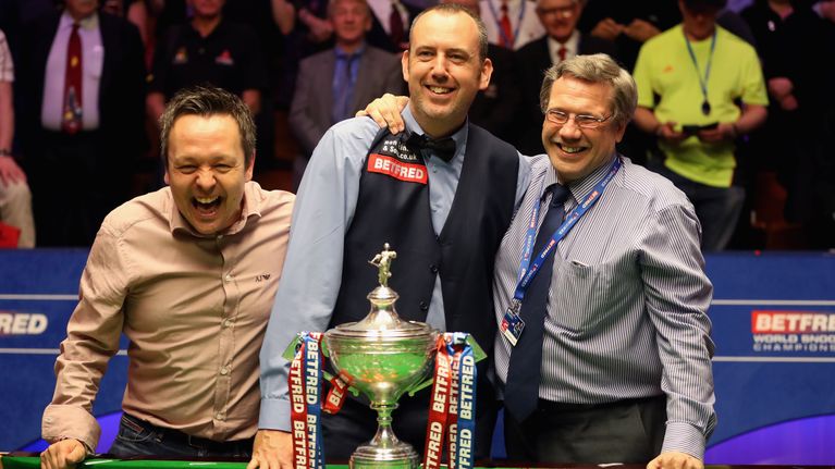 Mark Williams (kesk.) valloitti snookerin MM-tittelin vuonna 2018 oltuaan Stephen Feeneyn (oik.) opissa alle vuoden. Vasemmalla juhlii aktiivipelaaja Lee Walker, joka on paitsi Williamsin valmentaja myös Feeneyn oppilas.