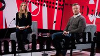 Venla Pystynen ja Panu Karhunen tv-studiossa.