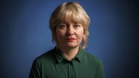  Ylen kolumnisti Susanna Hast studiokuvassa.