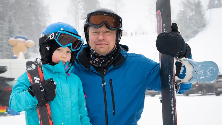 Harri ja Alex Mäkelä Peuramaan laskettelukeskuksessa