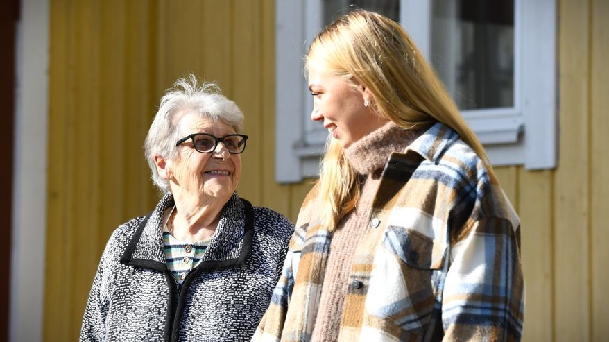 Martikan Backfält juttelee isoäitinsä Ulla Backfältin kanssa.