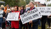 Sairaalan heikennyksiä vastustavia mielenosoittajia Mehiläinen Länsi-Pohjan edustalla.