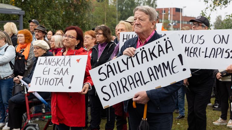 Sairaalan heikennyksiä vastustavia mielenosoittajia Mehiläinen Länsi-Pohjan edustalla.