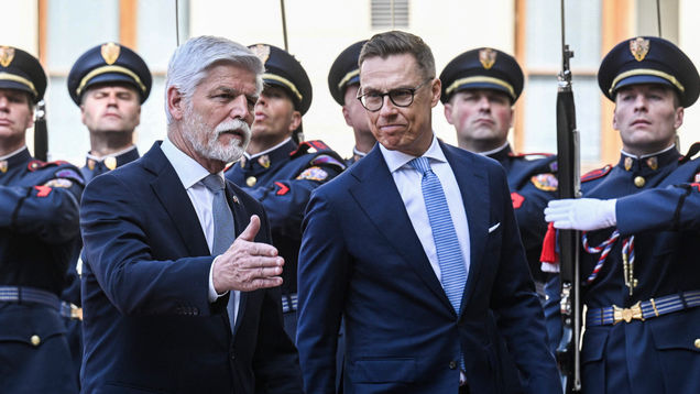 Petr Pavel ja Alexander Stubb kävelevät paraatipukuisen sotilasrivistön edessä.