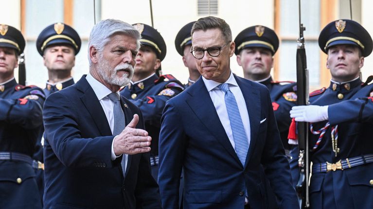 Petr Pavel ja Alexander Stubb kävelevät paraatipukuisen sotilasrivistön edessä.