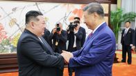 Kim Jong-un ja Xi Jinping kättelevät.