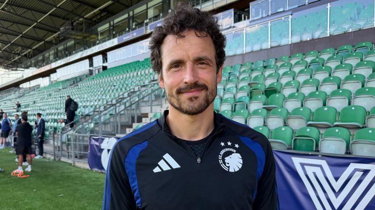 Thomas Delaney ler mot kameran på Kuppisstadion.